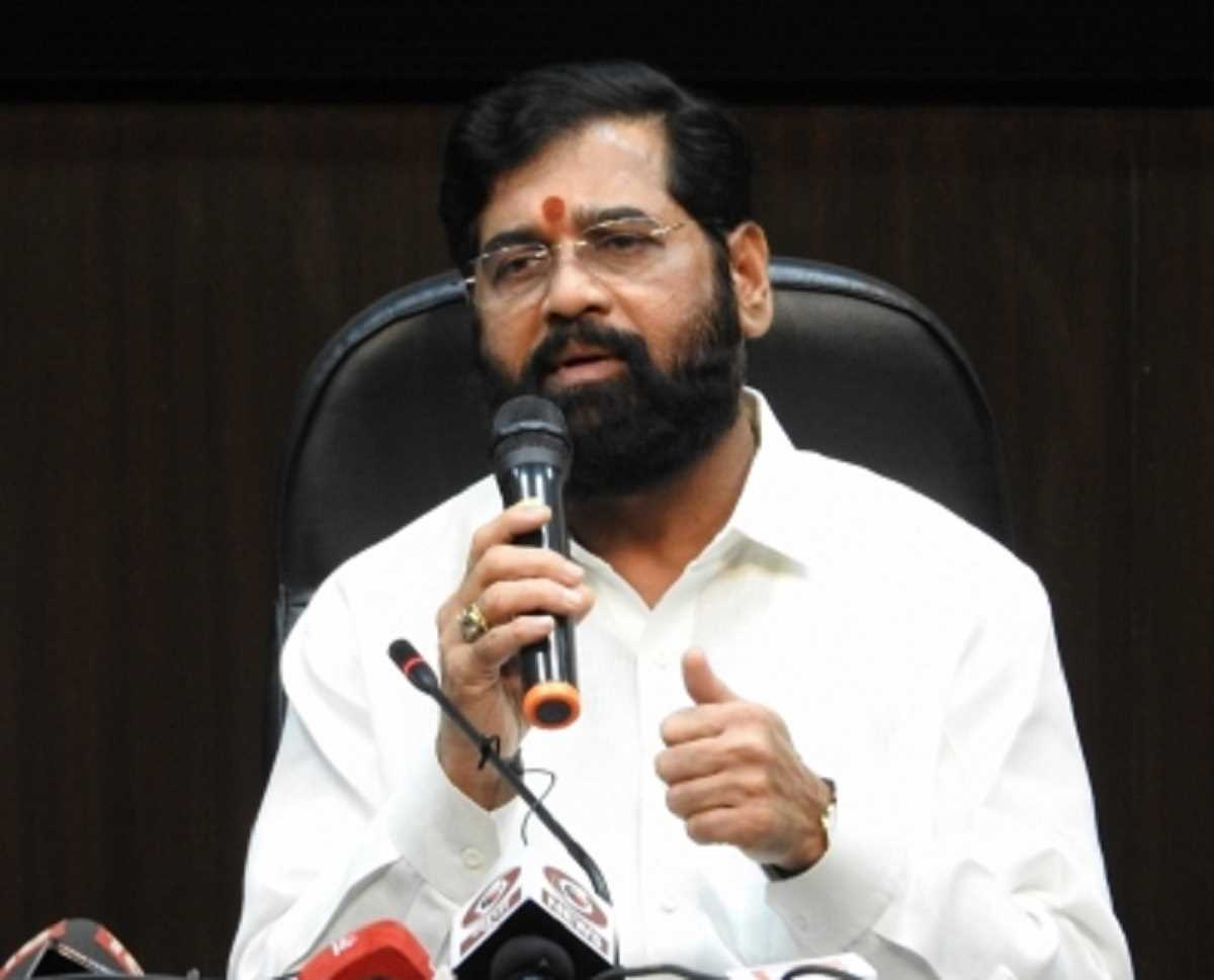 चुनाव आयोग के फैसले के बाद महाराष्ट्र के मुख्यमंत्री व मंत्रियों ने अपनाया नया नाम-चिन्ह